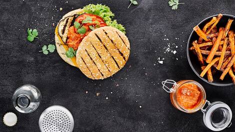 Vegetarischer Snack für die ganze Familie: Probieren Sie unseren Gemüse-Burger mit Tomatensalsa und Süßkartoffel-Pommes – gesund und lecker! 