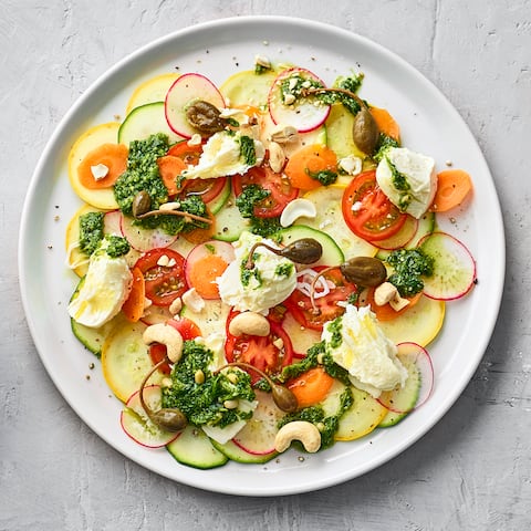 Unser Tipp für einen leckeren Sommersalat: Probieren Sie Gemüse-Caprese mit Petersilienpesto und Cashewkernen – in 20 Minuten auf dem Tisch!
