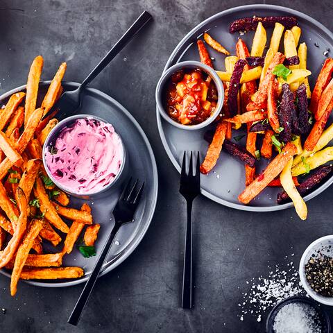 Genießen Sie unsere EDEKA Gemüse-Pommes und Süßkartoffel-Pommes mit zweierlei selbst gemachten Dips aus Roter Bete und Papaya.