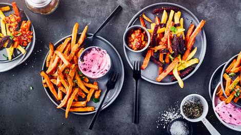 Genießen Sie unsere EDEKA Gemüse-Pommes und Süßkartoffel-Pommes mit zweierlei selbst gemachten Dips aus Roter Bete und Papaya.
