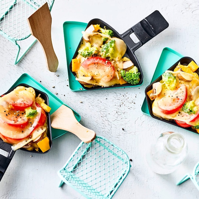 Sitzen Sie gerne mit Familie und Freunden beim gemütlichen Raclette zusammen? Dann probieren Sie unsere vegetarische Gemüse-Variante mit Tomate, Paprika, Brokkoli und Champignons!