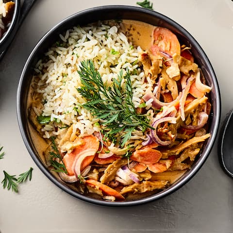Dieses Gericht ist vegan und Sie haben es in nur 15 Minuten zubereitet: Probieren Sie unser Gemüse-Seitan-Geschnetzeltes mit Karotte, roten Zwiebeln und Erbsen in Sojasahne, dazu Reis mit Kerbel und Petersilie!