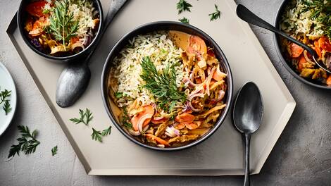 Dieses Gericht ist vegan und Sie haben es in nur 15 Minuten zubereitet: Probieren Sie unser Gemüse-Seitan-Geschnetzeltes mit Karotte, roten Zwiebeln und Erbsen in Sojasahne, dazu Reis mit Kerbel und Petersilie!