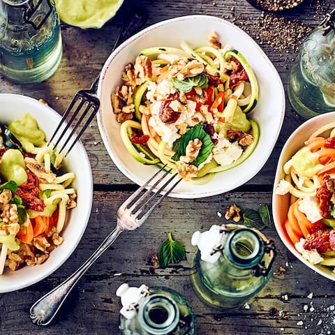 Unsere Nudeln bieten eine leichte Alternative zu Pasta aus Weizenprodukten: Kochen Sie unser Gemüsespaghetti-Rezept mit Feta und getrockneten Tomaten nach.