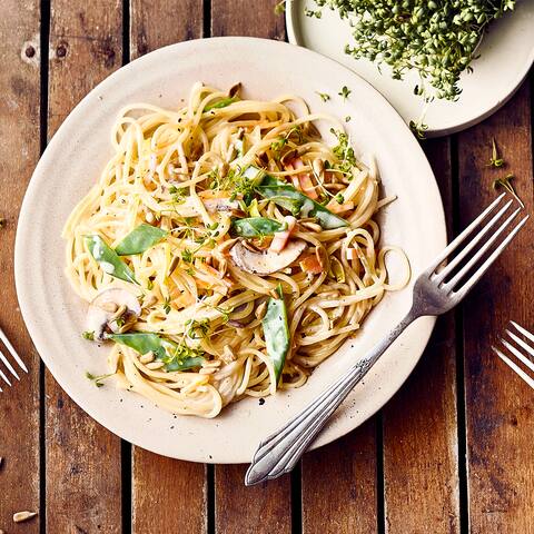 Eine Pasta-Variante für den Sommer: Spaghetti mit Zuckerschoten und Champignons in einer Zitronen-Sahne-Sauce.