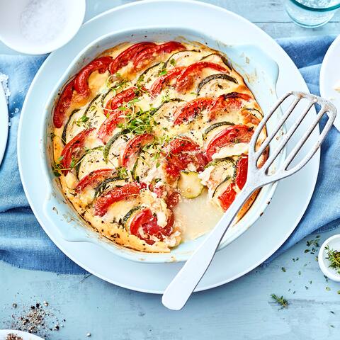 Für unser schnelles Ofengericht brauchen Sie nur eine halbe Stunde Zeit: Probieren Sie unseren Gemüse-Auflauf mit Tomaten, Zucchini, Mozzarella und Crème fraiche – vegetarisch und lecker!
