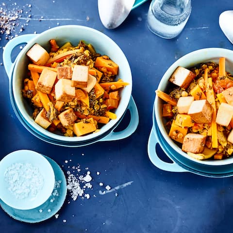 Ein leckeres Curry aus Möhren, Süßkartoffeln, Grünkohl und gebratenem Tofu. Mit Kokosmilch verfeinert wird das Curry schön cremig. 