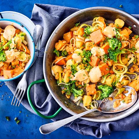 Unsere Gemüse-Kürbis-Pfanne eignet sich perfekt als deftiges Hauptgericht – auch für Vegetarier. Überzeugen Sie sich selbst von unserem Rezept.