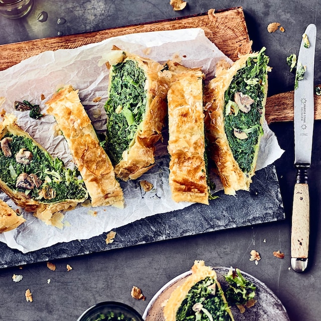 Eine köstliche Kombination aus Blätterteig, 2erlei Gemüse und Ziegenkäse: Unser Rezept für einen Gemüsestrudel aus dem Backofen ist schnell und einfach zubereitet und schmeckt lecker würzig.