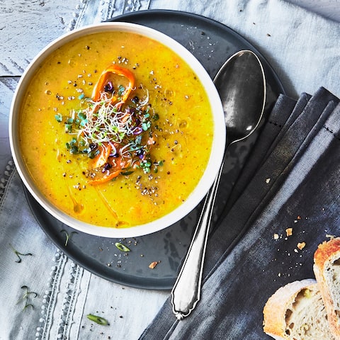Gemüsesuppe in Schalen mit Kräutern und Karotten – in 35 Min. fertig.