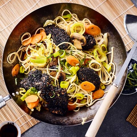 Probieren Sie unser laktosefreies Rezept für Gemüsewok einmal aus: Mit Steinpilzen, Chinakohl, Karotte, Lauch und gebratenen Putenbruststreifen in Sesam-Panade – fertig in 25 Minuten!