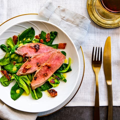 Geräucherte Entenbrust mit Feldsalat zu Weihnachten? - Wenn schon weihnachtlich, dann richtig! Bei uns wird die Entenbrust sogar in einer leeren Keksdose geräuchert und anschließend mit Feldsalat zusammen serviert!