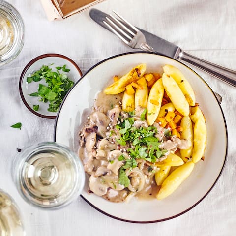 Ein Klassiker für den Mittagstisch oder ein Abendessen für die ganze Familie: Probieren Sie einmal unser Rezept für Geschnetzeltes mit Pilzen und servieren als Beilage Schupfnudeln mit Kürbis! 
