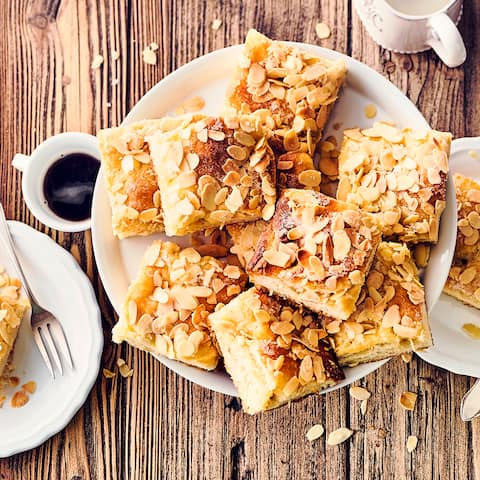 Köstlicher Genuss vom Blech erwartet Sie bei der Zubereitung dieses Butterkuchen-Rezepts. Backen Sie herrlich buttrigen Kuchen für Ihr Gäste!