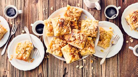 Getraenkter-ButterkuchenKöstlicher Genuss vom Blech erwartet Sie bei der Zubereitung dieses Butterkuchen-Rezepts. Backen Sie herrlich buttrigen Kuchen für Ihr Gäste!