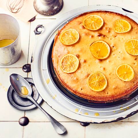 Fruchtig-süße Nascherei: Unser Rezept für Getränkter Orangenkuchen schmeckt herrlich saftig und ist mit selbstgemachten Orangenchips garniert.