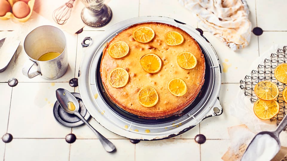 Fruchtig-süße Nascherei: Unser Rezept für Getränkter Orangenkuchen schmeckt herrlich saftig und ist mit selbstgemachten Orangenchips garniert.