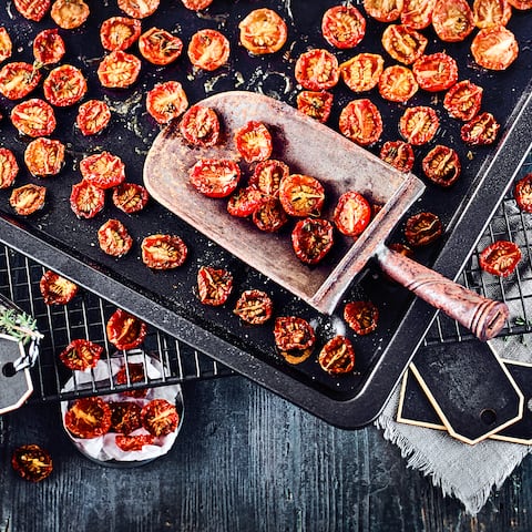 Getrocknete Tomaten lassen sich ganz einfach selberherstellen. Luftdicht verschlossen halten sie sich kühl gelagert auch einige Zeit. 