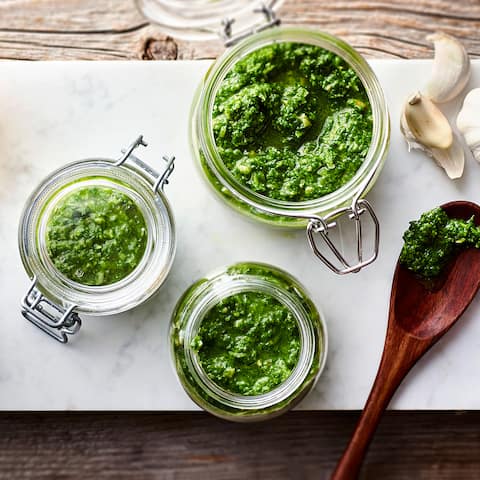 Wenn Sie bisher vielleicht nicht wussten, was Sie mit Giersch zubereiten können, haben wir hier eine Idee für Sie: Selbstgemachtes Giersch-Pesto!