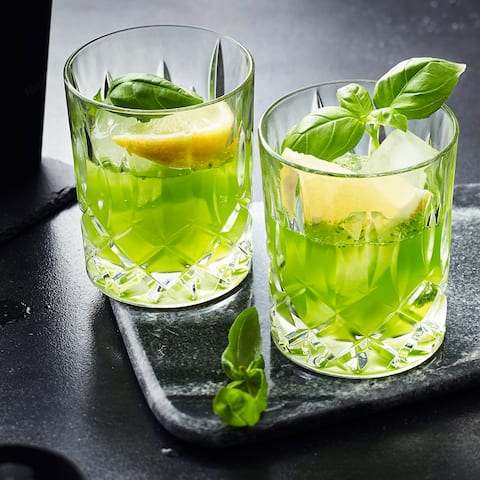 Ein relativ junger Cocktail-Klassiker, der aus Hamburg stammt und es in die große weite Welt geschafft hat: Gin Basil Smash mit Basilikum und Zitrone. 
