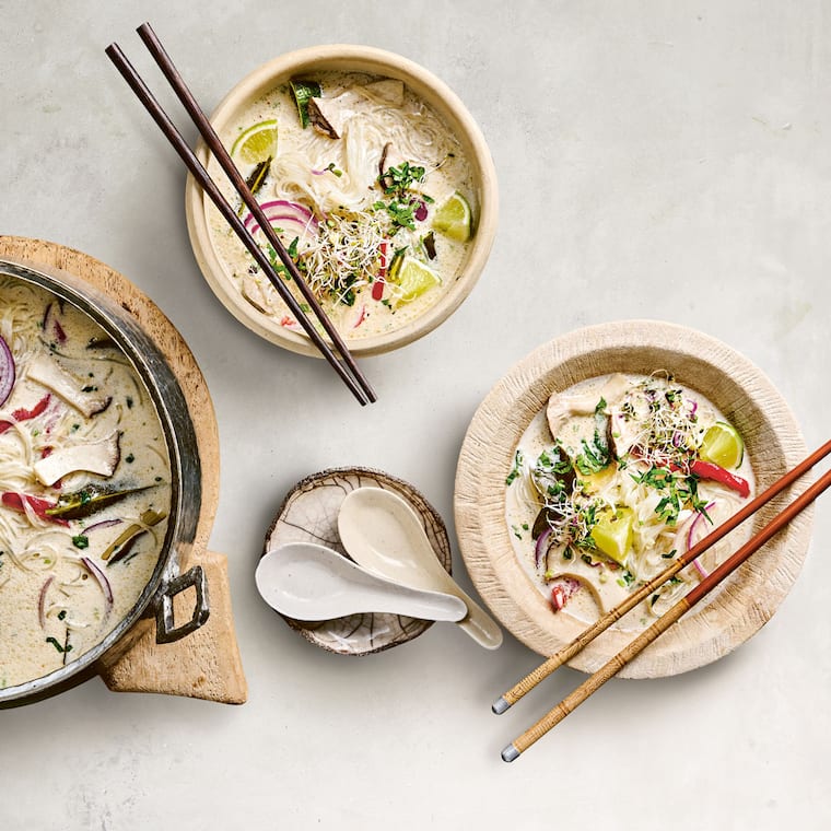 Glasnudelsuppe mit Kokosmilch und Koriander