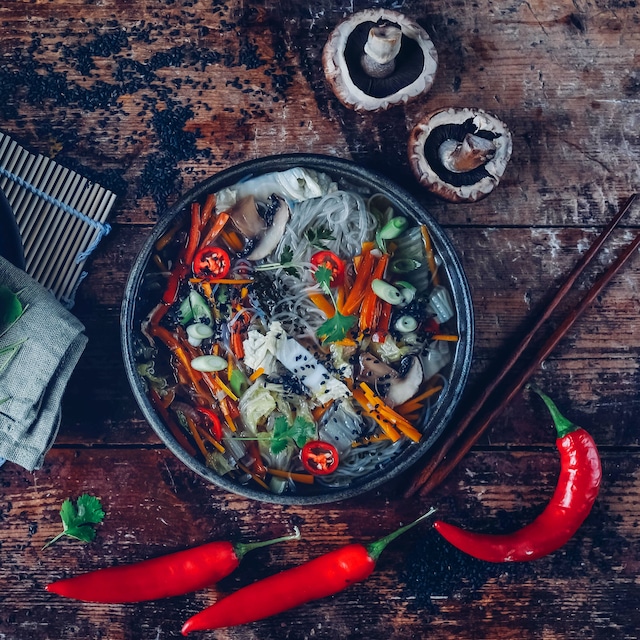 Ein asiatischer Klassiker, der schnell und einfach zubereitet ist und dazu maximal lecker: Glasnudelsuppe mit Champignons, Karotten und Chinakohl.