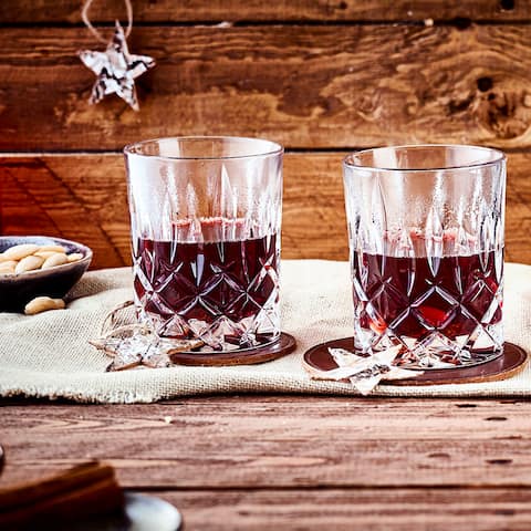 Genießen Sie diese schwedische Glühwein-Variante an kalten Tagen: Unser Glögg wird aus Rotwein, Rosinen, Mandeln und Weinbrand zubereitet – wohl bekomm's!