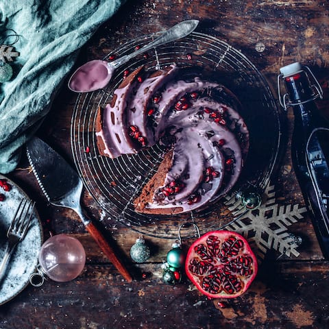 Der Glühwein gibt unserem Kuchen ein herrliches Aroma und gibt dazu der Glasur die schöne Farbe: Probieren Sie einmal unser Rezept für einen selbstgemachten Glühweinkuchen – perfekt für die Adventszeit.