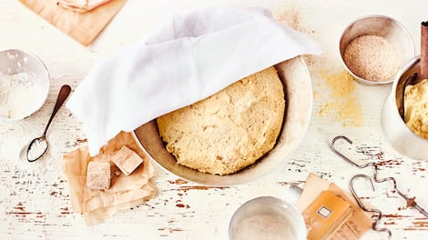 Glutenfreier Hefeteig kann nach Belieben zu Brot, Brötchen, Baguette oder Obstkuchen weiterverarbeitet werden. Für süße Gebäcke einfach etwas Zucker oder Agavendicksaft zum Teig hinzufügen. 