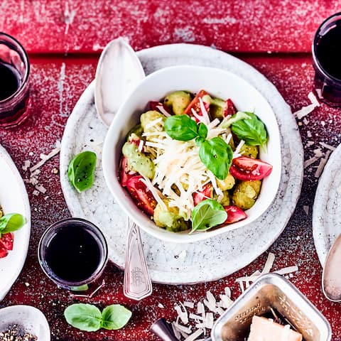 Ein leckeres Mittags-Gericht: Probieren Sie unsere Spinatgnocchi in Basilikumsauce mit Sellerie, Kirschtomaten und Parmesan! Einfach köstlich und wunderbar im Sommer zu genießen.