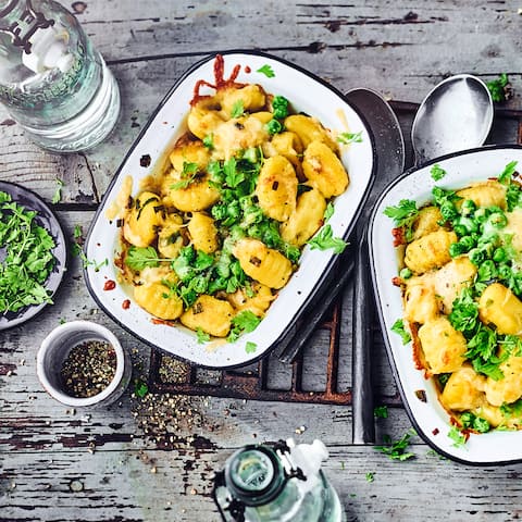 Schnell und mediterran: Probieren Sie unsere vegetarischen Gnocchi mit frischen Erbsen, Creme fraiche und Emmentaler – fertig in 30 Minuten!