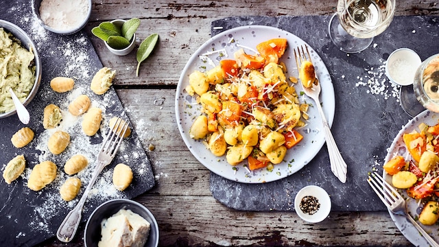 Unser Tipp für ein herbstliches Pastagericht mit Hokkaido: Probieren Sie unsere Gnocchi mit Walnuss-Gorgonzola-Füllung an Kürbis-Salbei-Gemüse und Parmesan – pikant und lecker!
