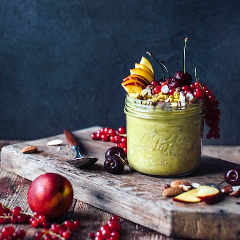 Ein goldener Morgen ist der schönste Start in den Tag! Probieren Sie unsere Golden Milk Overnight Oats mit gehackten Nüssen und Pfirsichen.