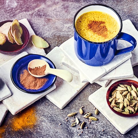 Dieses Heißgetränk, das auch als „Kurkuma-Latte“ bekannt ist, soll wach machen und die Abwehrkräfte stärken. Alles dank der Kraft der Kurkuma-Wurzel. 