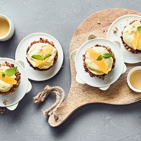 Ein köstliches Dessert welches perfekt passt, wenn Sie sich etwas cleaner ernähren möchten: Selbstgemachte Granola-Cups mit Orangencreme und Minze.