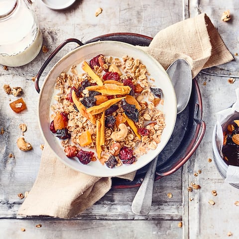 Unser Tipp für einen vegetarischen Snack: Probieren Sie unser knuspriges Granola aus Honig, Mandeln, Cashewkernen und getrockneten Früchten!