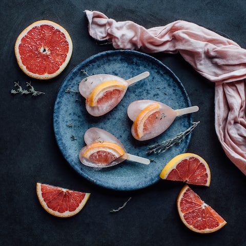 Selbst gemachte Erfrischung gefällig? Aus Grapefruits und Holunderblütensirup lassen sich diese coolen Grapefruit-Eis-Pops ganz einfach herstellen. Eine super Erfrischung für den Sommer!