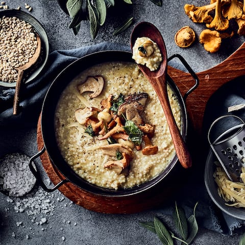 Wärmend und köstlich zugleich: Entdecken Sie unser Rezept für Graupenrisotto mit Pfifferlingen, Champignons und Steinpilzen!