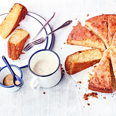 Probieren Sie unser Grießkuchen-Rezept aus Griechenland aus und backen Sie einen saftigen Kuchen, dem Orangen und Zitronen ein fruchtiges Aroma verleihen.