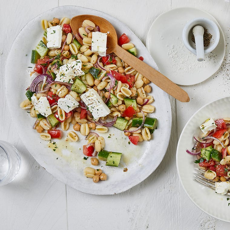 Griechischer Nudelsalat mit Kichererbsen & Feta