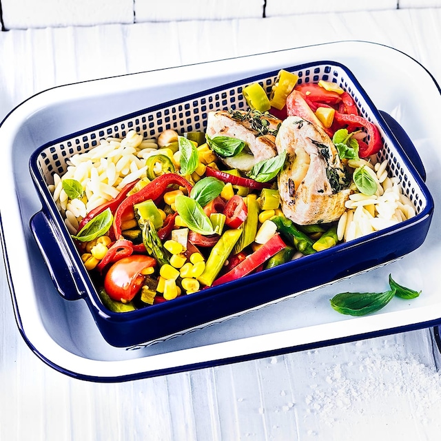 "Kritharaki" sind ein fester Bestandteil der griechischen Küche: Probieren Sie unser Rezept für einen Salat mit diesen Reisnudeln einmal aus – mit Spargel, Spitzpaprika, Mais, Tomate und Hähnchenbrust!