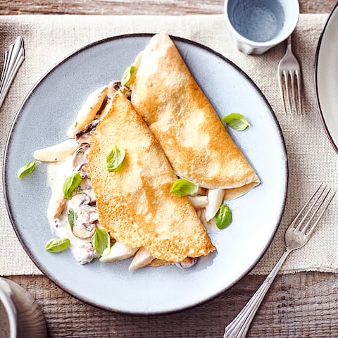 Mit unserem Rezept lernen Sie, wie Sie ganz einfach leckere Grieß-Pfannkuchen zubereiten – und Sie mit herzhaftem Gemüse füllen. Probieren Sie es aus!