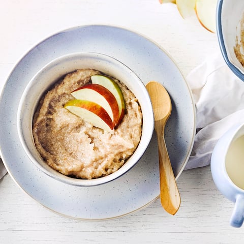 Ob mit Apfelscheiben, Trauben, Nektarinen oder Pflaumen – mit unserem Grießbrei-Rezept bereiten Sie schnell und einfach eine süße Mahlzeit für Ihre ganze Familie zu.