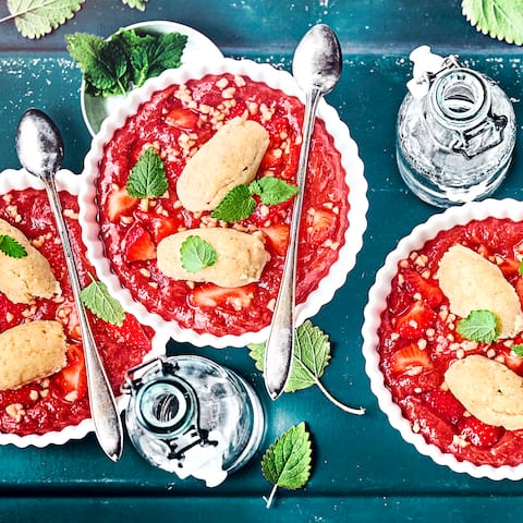 Für Ihren nächsten Brunch im Frühjahr oder Sommer: Probieren Sie unsere Grießmousse mit frischen Erdbeeren und selbst gemachtem Rhabarber-Kompott!