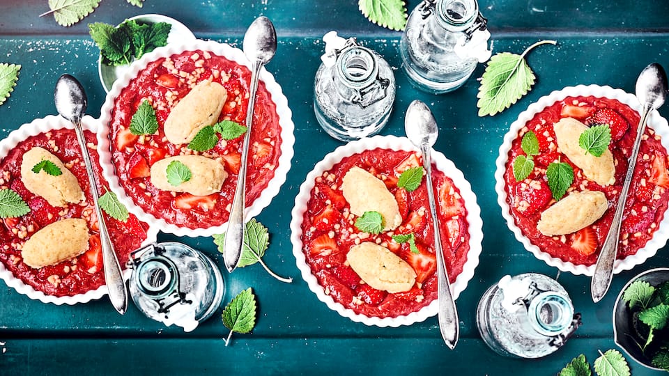 Für Ihren nächsten Brunch im Frühjahr oder Sommer: Probieren Sie unsere Grießmousse mit frischen Erdbeeren und selbst gemachtem Rhabarber-Kompott!