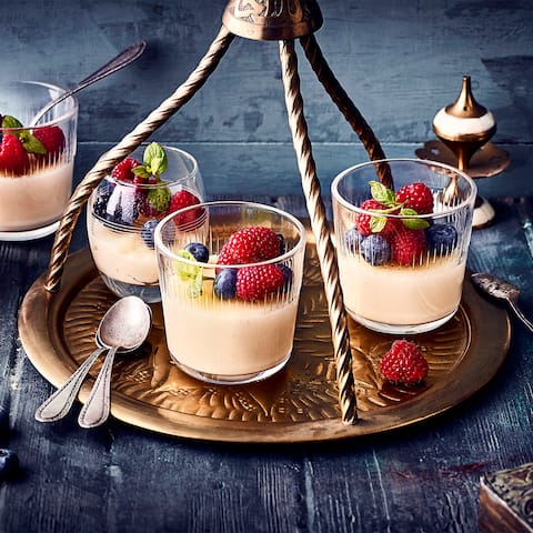 Mit unserem Grießpudding-Rezept bereiten Sie ein Dessert auf orientalische Art zu, ganz ohne Milch, dafür mit zerlassener Butter. Gleich ausprobieren!