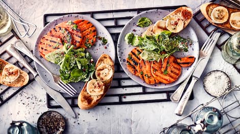 Sie suchen noch eine Beilage für Ihr Steak? Probieren Sie unsere Grill-Süßkartoffelscheiben: Mariniert in einer Mischung aus Honig, Öl, Zimt, Chili und Kreuzkümmel an Mangoldsalat mit frischen Kräutern und Ziegenkäse!