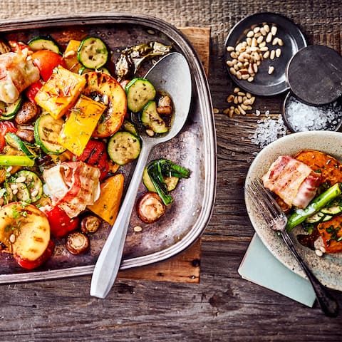 Allerlei Gemüse aromatisch gegrillt und mit Bacon-Ziegenkäse Talern kombiniert ergibt unser Rezept für einen sommerlichen Grillgemüse-Salat. 
