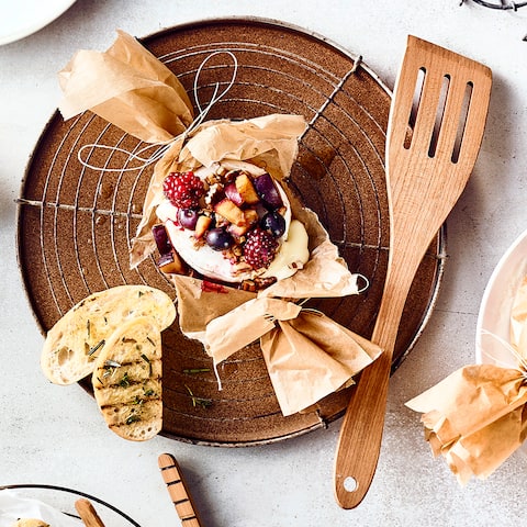 Grillkäse deluxe: Wir toppen unseren Grillkäse mit allerlei frischen Beeren und garnieren ihn mit Honig bevor er in mit Öl bepinseltem Backpapier auf dem Grill gegrillt wird.