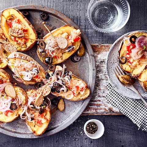 Grillkartoffeln mit selbstgemachter Tomaten-Feta-Füllung schmecken herrlich aromatisch und würzig und lassen sich ganz einfach vorbereiten. 